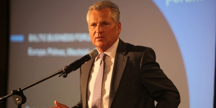 Kwaśniewski deklarował, że kończy z mocnymi trunkami. Zdjęcia z urodzin mówią co innego [FOTO]