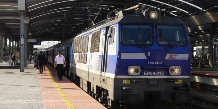 Chełm: pasażer wsiadał przez okno do pociągu. Co tam się działo? [FOTO]