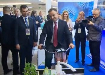 Andrzej Duda „ukręcił” owocowy koktajl na rowerze. Zabawne nagranie [WIDEO]