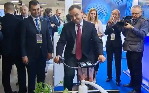 Andrzej Duda „ukręcił” owocowy koktajl na rowerze. Zabawne nagranie [WIDEO]