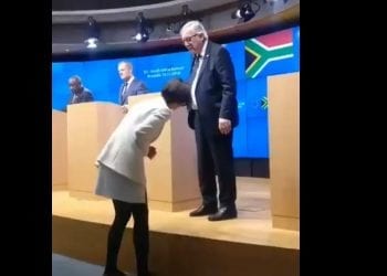 Dziwne zachowanie Junckera. Nagle opuścił salę [WIDEO]