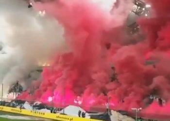Patriotyczna oprawa kibiców Legii… przerwała mecz [WIDEO]
