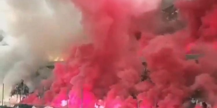 Patriotyczna oprawa kibiców Legii… przerwała mecz [WIDEO]