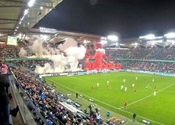 Niesamowity element oprawy kibiców Legii. Postanowili nauczyć Polaków, jak śpiewać hymn