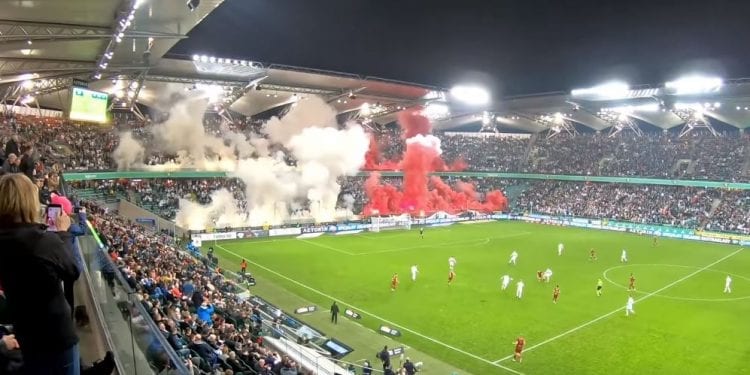 Niesamowity element oprawy kibiców Legii. Postanowili nauczyć Polaków, jak śpiewać hymn