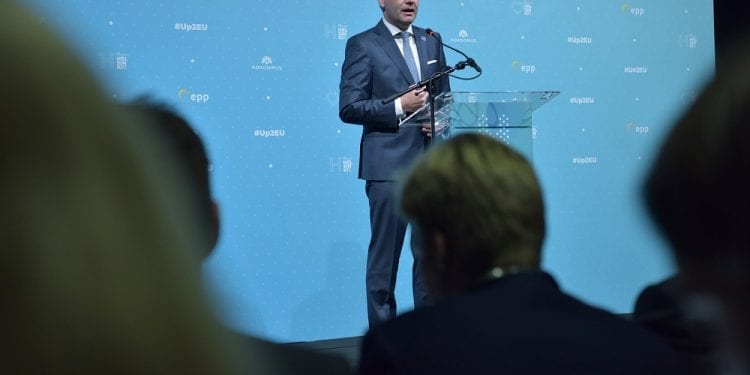 Weber będzie następcą Junckera? Największa frakcja w PE wybrała swojego kandydata