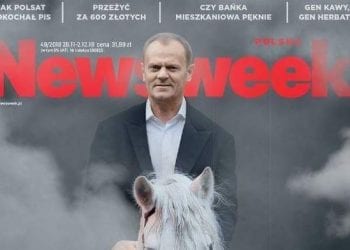 Zaskakująca okładka „Newsweeka”. Posadzili Tuska… na koniu