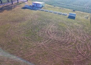 Zniszczył boisko polskiego klubu, wszystko nagrał telefonem. Wandal w rękach policji [WIDEO]