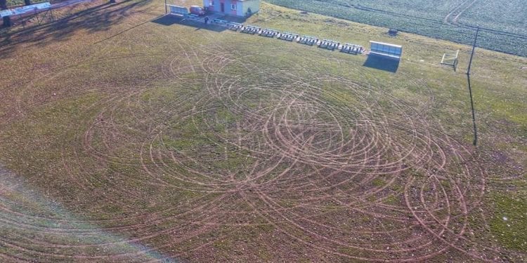 Zniszczył boisko polskiego klubu, wszystko nagrał telefonem. Wandal w rękach policji [WIDEO]