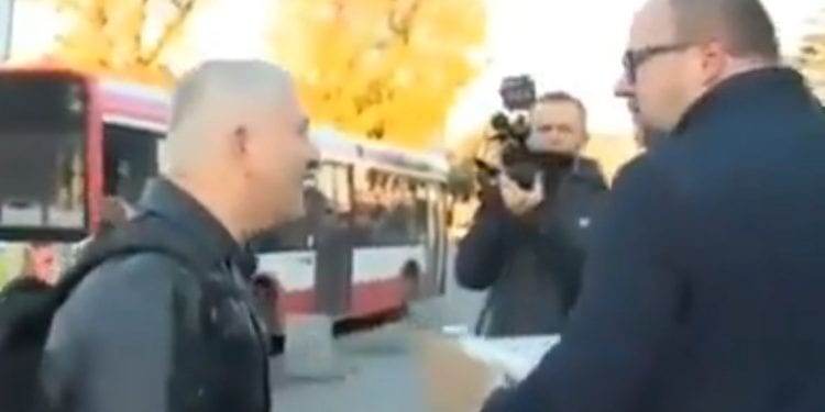 Kandydat na prezydenta Gdańska pokłócił się z mieszkańcem na ulicy. „Pan jest tchórzem!” [WIDEO]