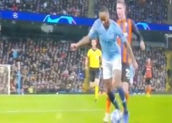 Skandal w meczu LM. Piłkarz potknął się sam, a sędzia dał karnego