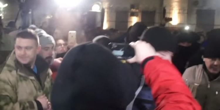 Kijów: zamieszki pod rosyjską ambasadą [WIDEO]