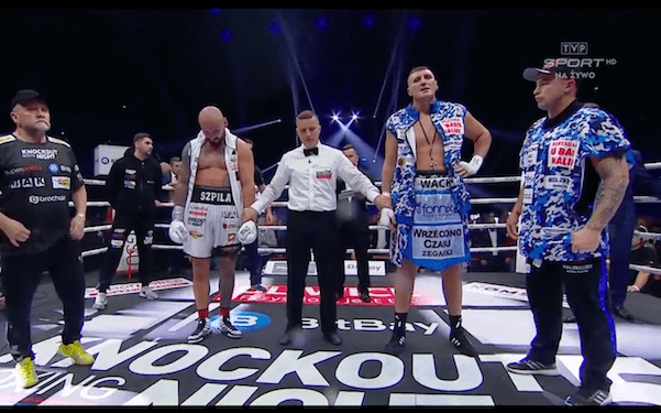 Nietypowy strój rywala Szpilki. Mariusz Wach walczył w „spódnicy”? [WIDEO]