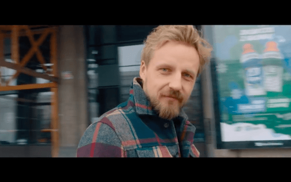 Paweł Domagała powraca z nowym hitem. Przebije „Weź nie pytaj”? [WIDEO]