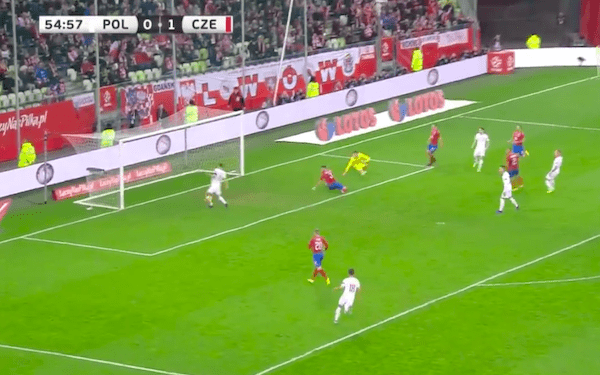 Kuriozalna sytuacja z udziałem Lewandowskiego. Nie trafia do pustej bramki z… trzech metrów! [WIDEO]