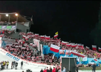 Tak brzmi „Mazurek Dąbrowskiego” na sześć tysięcy gardeł. Kibice zaśpiewali polskim skoczkom [WIDEO]