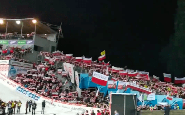 Tak brzmi „Mazurek Dąbrowskiego” na sześć tysięcy gardeł. Kibice zaśpiewali polskim skoczkom [WIDEO]