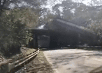 USA: Wykoleił się pociąg wiozący propan. 30 wagonów spadło na autostradę, zarządzono ewakuację [WIDEO]