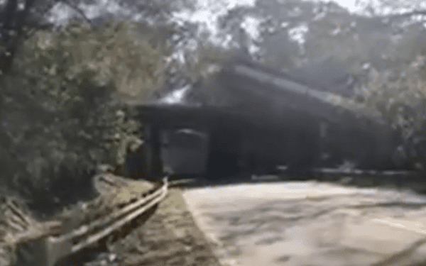 USA: Wykoleił się pociąg wiozący propan. 30 wagonów spadło na autostradę, zarządzono ewakuację [WIDEO]