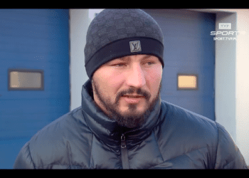 Artur Szpilka czyta ostatniego SMS-a od Andrzeja Gmitruka