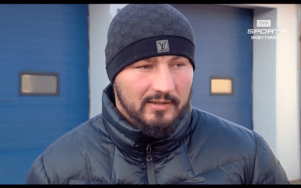 Artur Szpilka czyta ostatniego SMS-a od Andrzeja Gmitruka