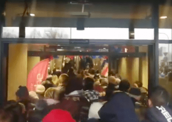 Błogosławieństwo księdza i… tratujący się tłum. Dantejskie sceny z otwarcia galerii handlowej [WIDEO]