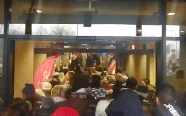 Błogosławieństwo księdza i… tratujący się tłum. Dantejskie sceny z otwarcia galerii handlowej [WIDEO]