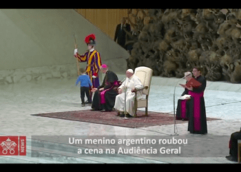 Chłopiec zakłócił audiencję papieża. Jak zareagował Franciszek? [WIDEO]