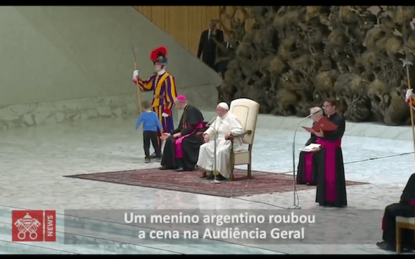 Chłopiec zakłócił audiencję papieża. Jak zareagował Franciszek? [WIDEO]