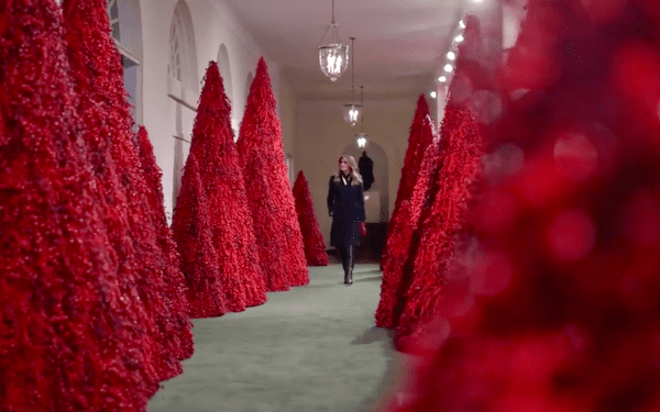 Melania Trump udekorowała Biały Dom na Święta. Uwagę przykuły „krwawe choinki” [WIDEO]
