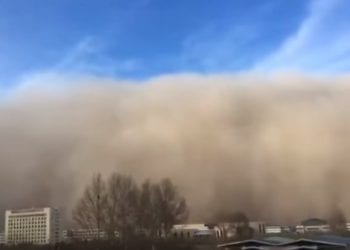 Gigantyczna burza piaskowa! Jest dramatyczne nagranie