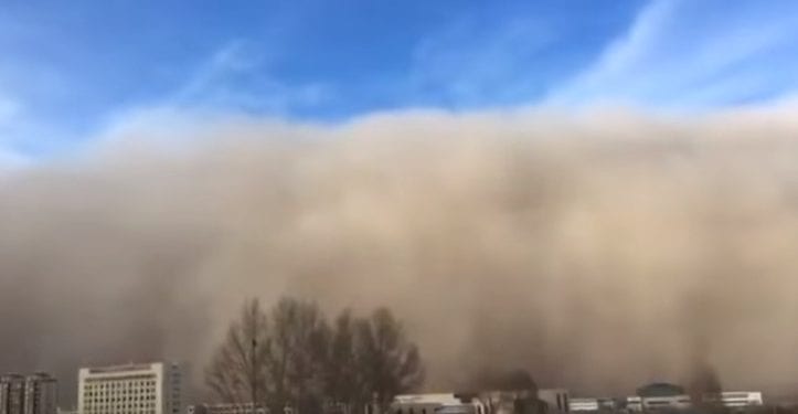 Gigantyczna burza piaskowa! Jest dramatyczne nagranie