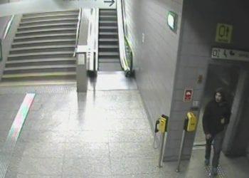 Ukradł defibrylator ze stacji metra. Policja szuka tego mężczyzny [FOTO]