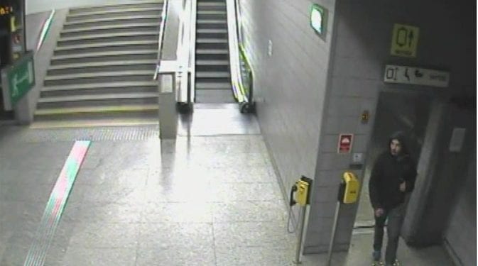 Ukradł defibrylator ze stacji metra. Policja szuka tego mężczyzny [FOTO]