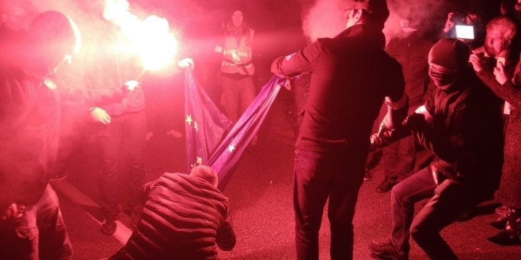 Flagę UE spalił prezes Młodzieży Wszechpolskiej