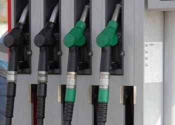 Przedświąteczne tankowanie będzie dla Polaków tańsze? Eksperci znają odpowiedź