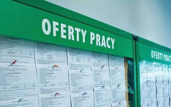 Etat w administracji publicznej traci na atrakcyjności. I nie zapewnia już bezpiecznego zatrudnienia