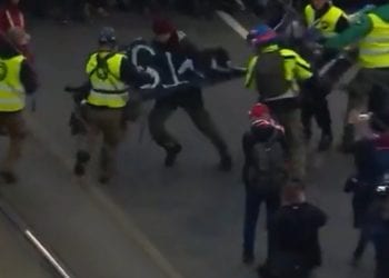 Incydent na Marszu Niepodległości. Służby porządkowe odebrały prowokatorom transparent [WIDEO]