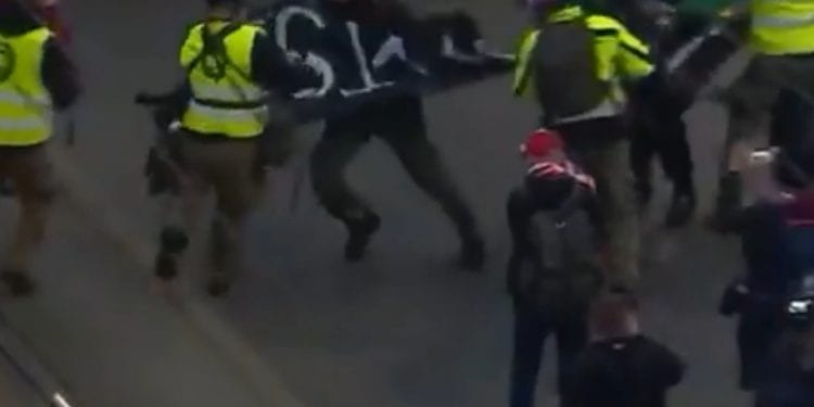 Incydent na Marszu Niepodległości. Służby porządkowe odebrały prowokatorom transparent [WIDEO]