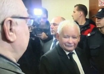 Wałęsa przyszedł do sądu w koszulce z napisem „Konstytucja”. Kaczyński nie wytrzymał