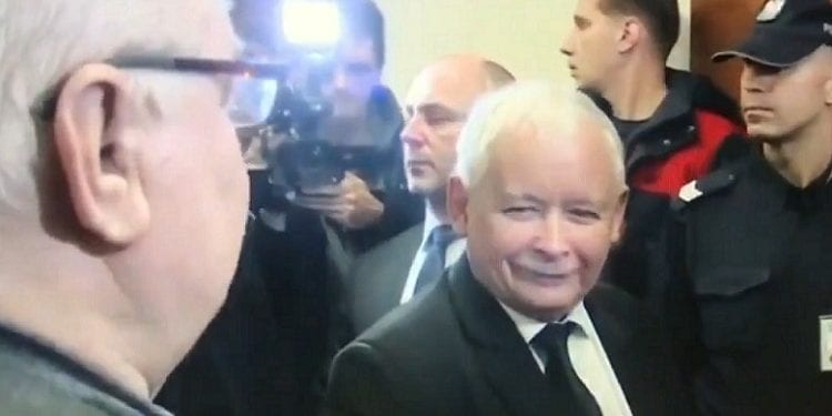 Wałęsa przyszedł do sądu w koszulce z napisem „Konstytucja”. Kaczyński nie wytrzymał
