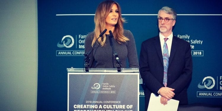 Melania Trump nago? Piosenkarka zdjęciem wywołała burzę [FOTO]