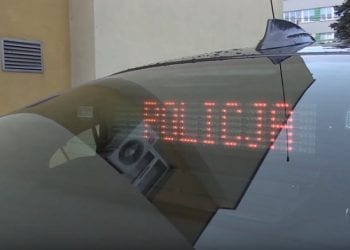Uciekając przed policją wsiadła do… nieoznakowanego radiowozu