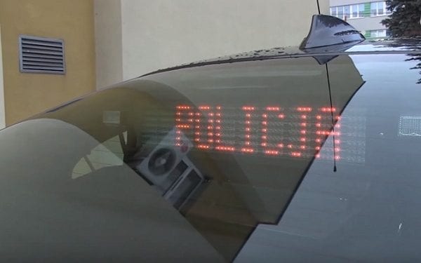 Uciekając przed policją wsiadła do… nieoznakowanego radiowozu