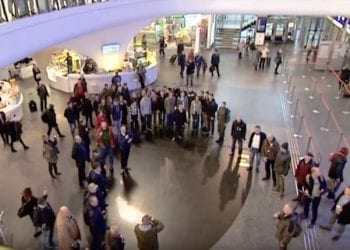 Patriotyczny flash mob podbija internet! Na Dworcu Centralnym wybrzmiał Marsz Pierwszej Brygady [WIDEO]