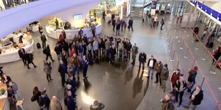 Patriotyczny flash mob podbija internet! Na Dworcu Centralnym wybrzmiał Marsz Pierwszej Brygady [WIDEO]