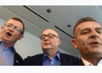 Cymański i Arłukowicz śpiewają wspólnie patriotyczną pieśń