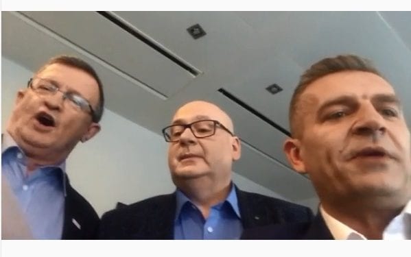 Cymański i Arłukowicz śpiewają wspólnie patriotyczną pieśń