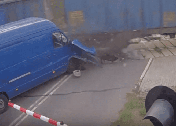 Ominęła zapory i wjechała w pociąg. Wstrząsające nagranie z wypadku [WIDEO]