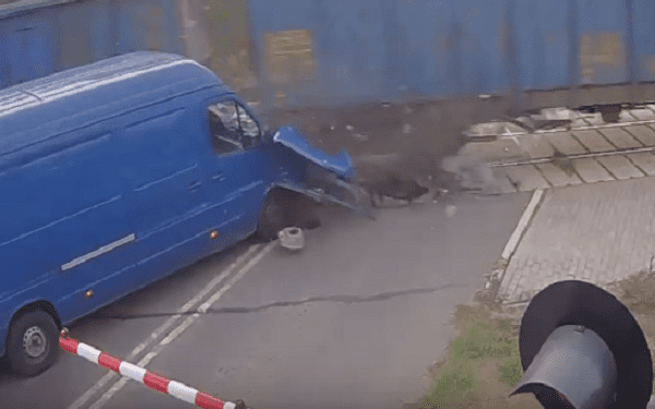 Ominęła zapory i wjechała w pociąg. Wstrząsające nagranie z wypadku [WIDEO]
